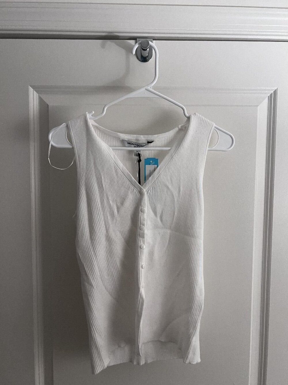 NWT Montgomery Post V-Neck Button Up Sweater Vest in White - Size M